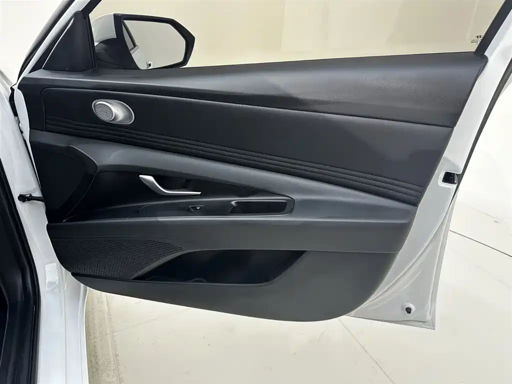 Hyundai Elantra 2023 — фото 16