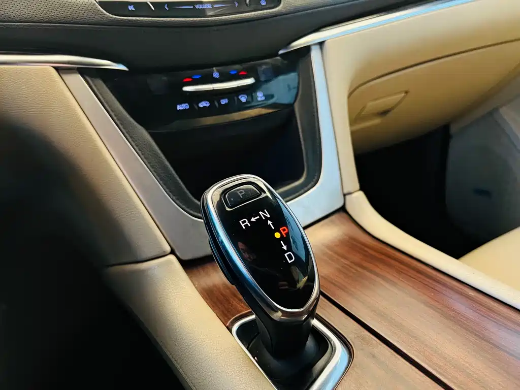Cadillac XT5 2016 — фото 10