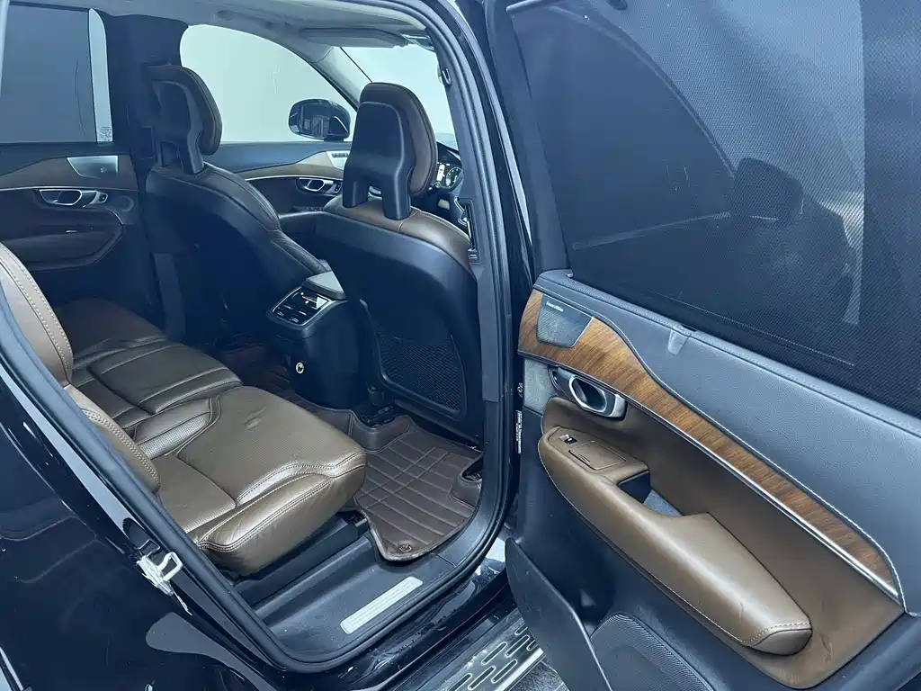 Volvo XC90 2018 — фото 18
