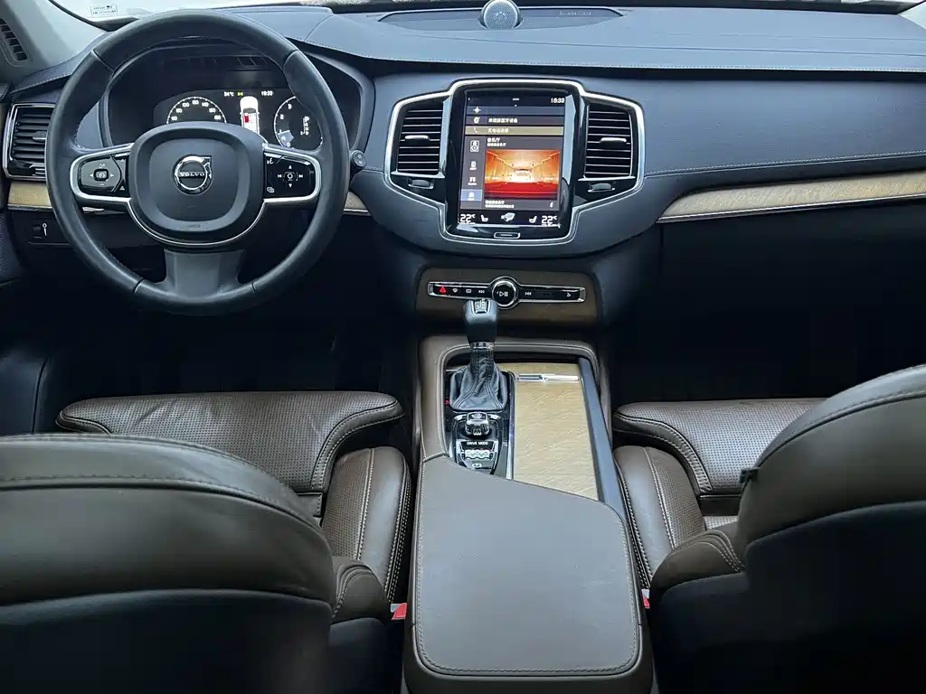 Volvo XC90 2018 — фото 21