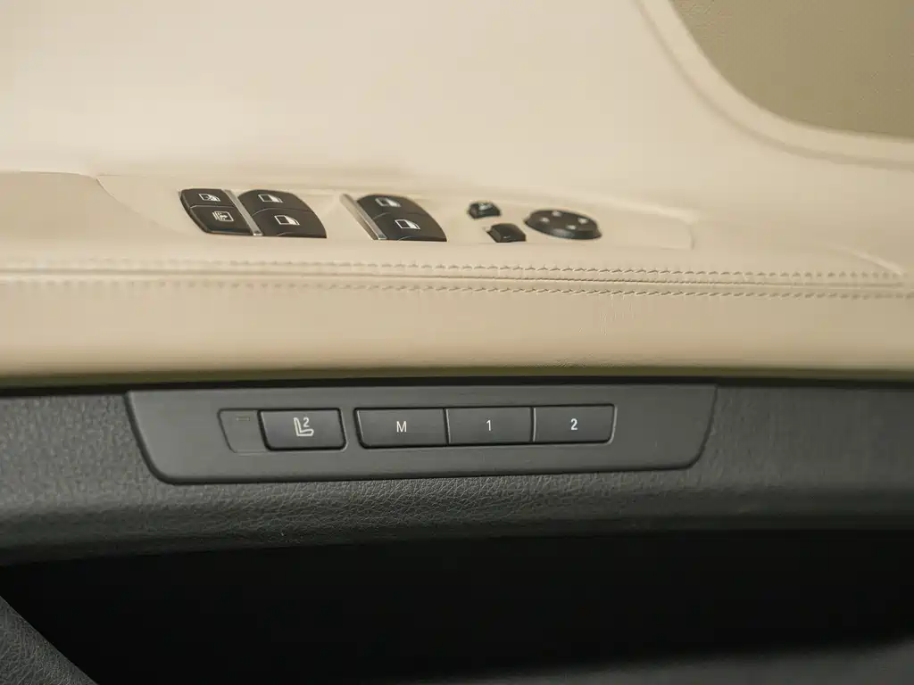 BMW 7 Series 2012 — фото 10