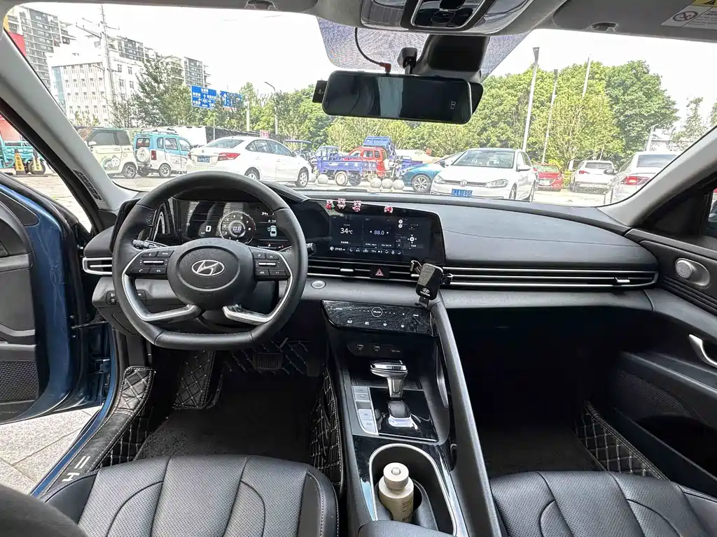 Hyundai Elantra 2023 — фото 11
