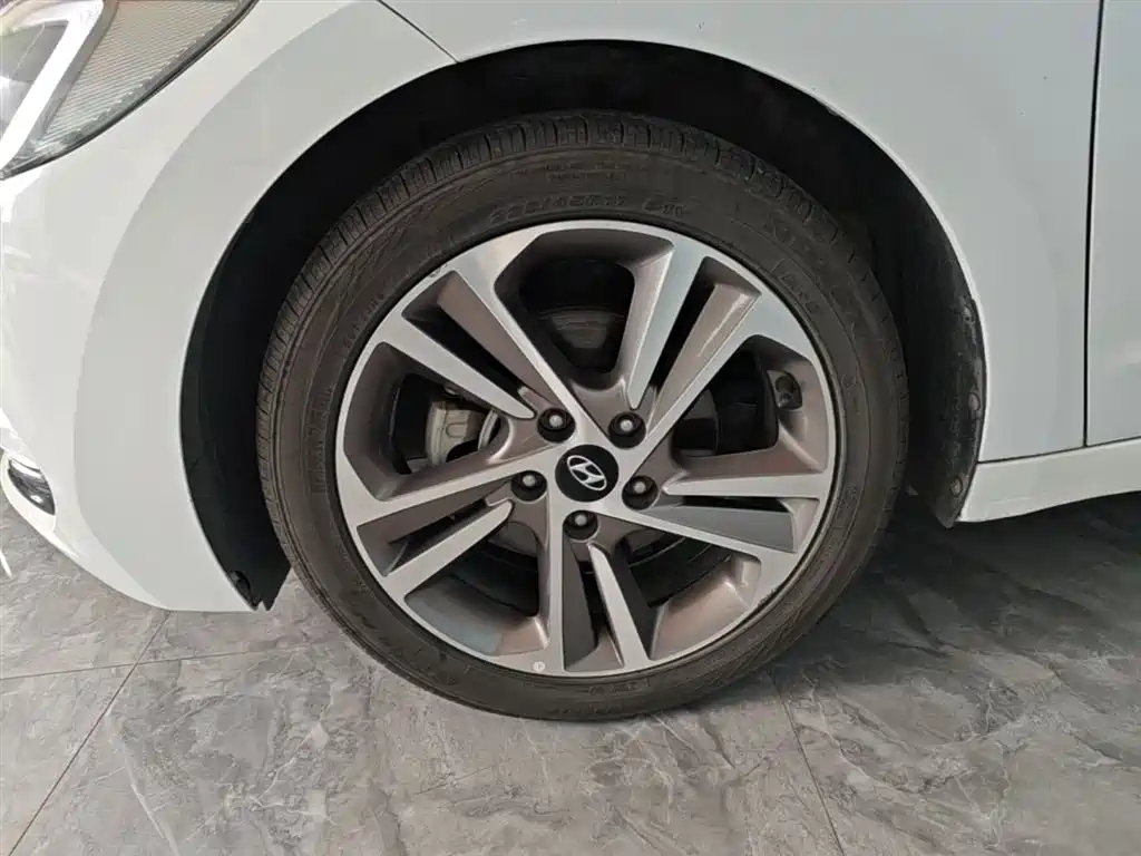 Hyundai Elantra 2018 — фото 23