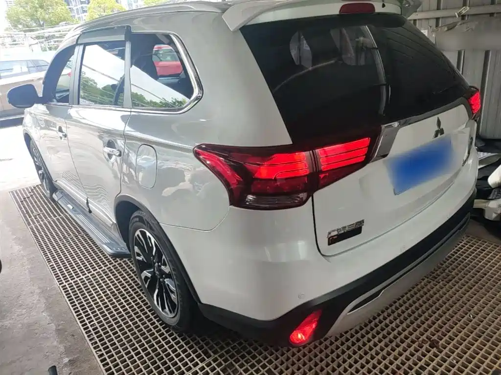 Mitsubishi Outlander 2019 — фото 5
