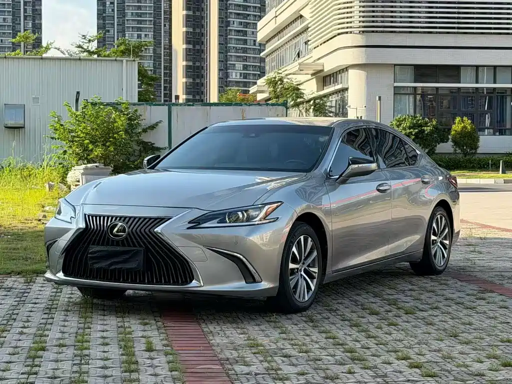Lexus ES 2020 — фото 1