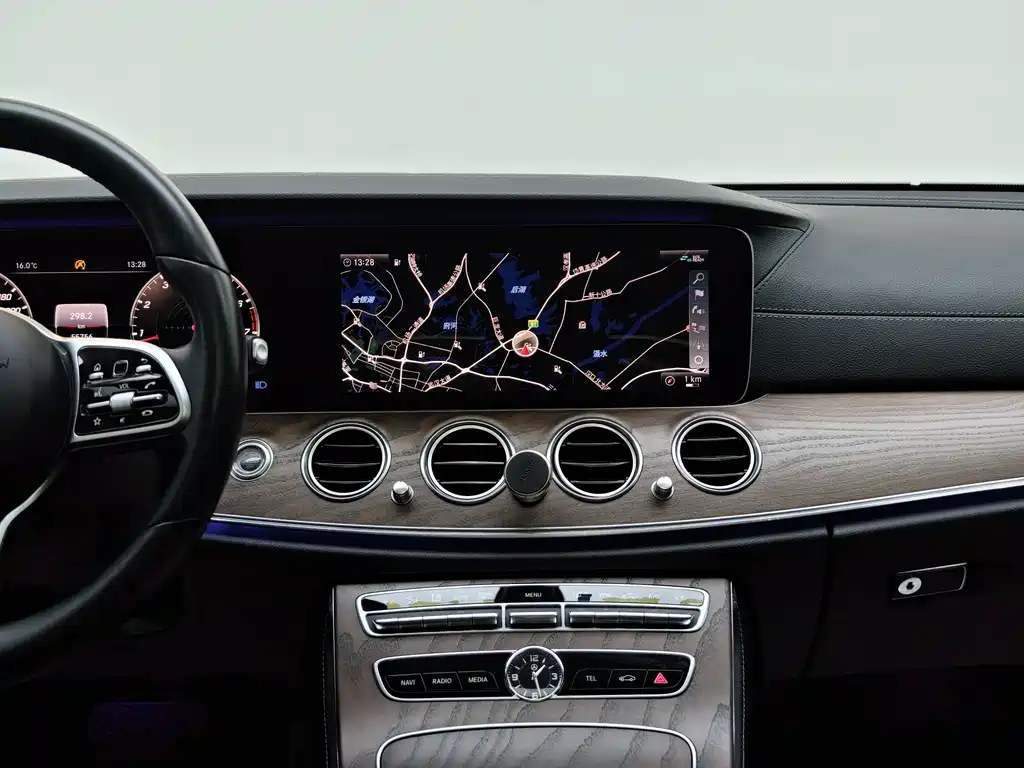Mercedes-Benz E-Class 2019 — фото 28