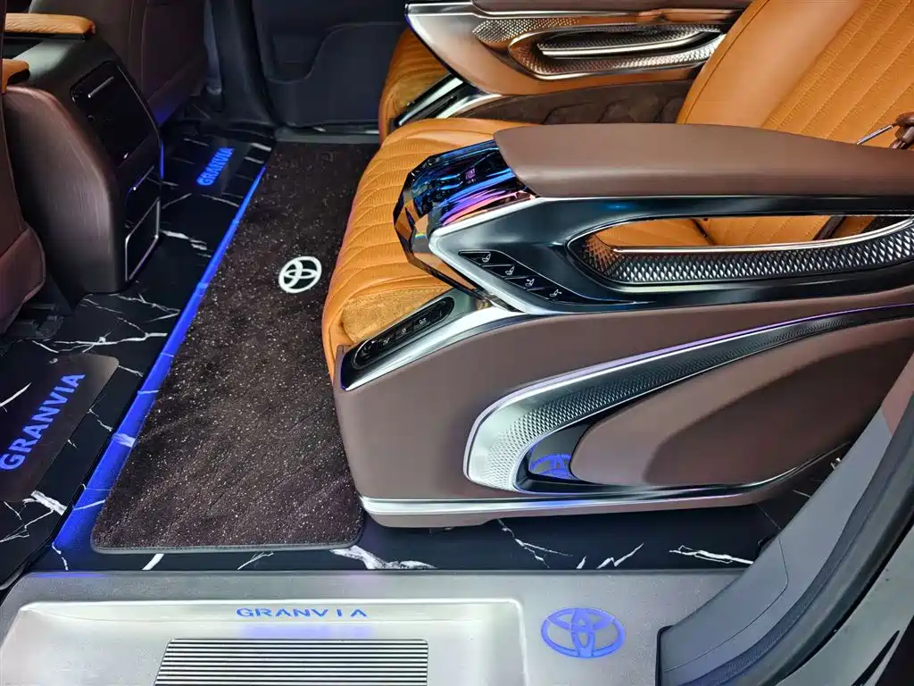 Toyota Granvia 2023 — фото 26