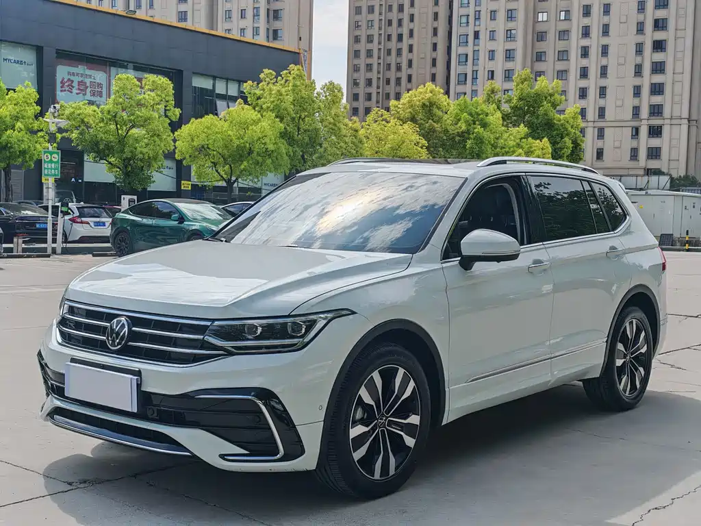 Volkswagen Tiguan L 2024 — фото 1