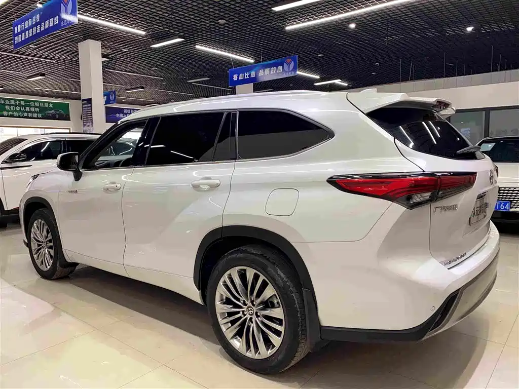 Toyota Highlander 2023 — фото 4