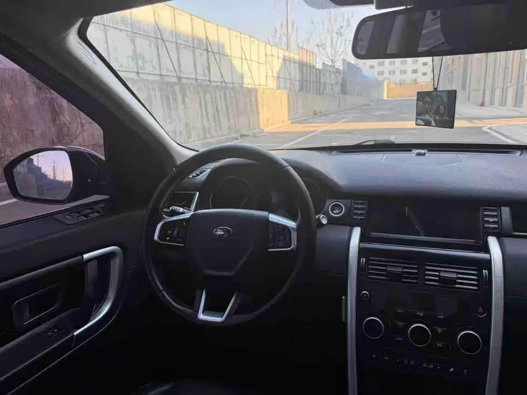 Land Rover Discovery Sport 2017 — фото 8
