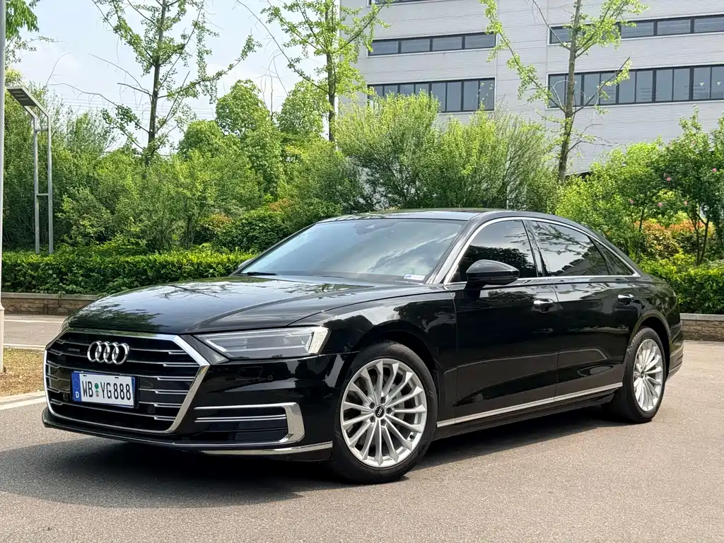 Audi A8 2022 — фото 1