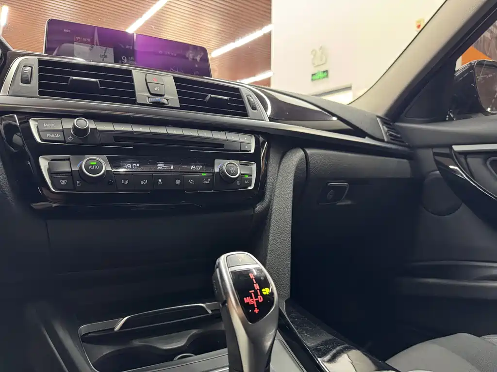 BMW 3 Series 2018 — фото 9