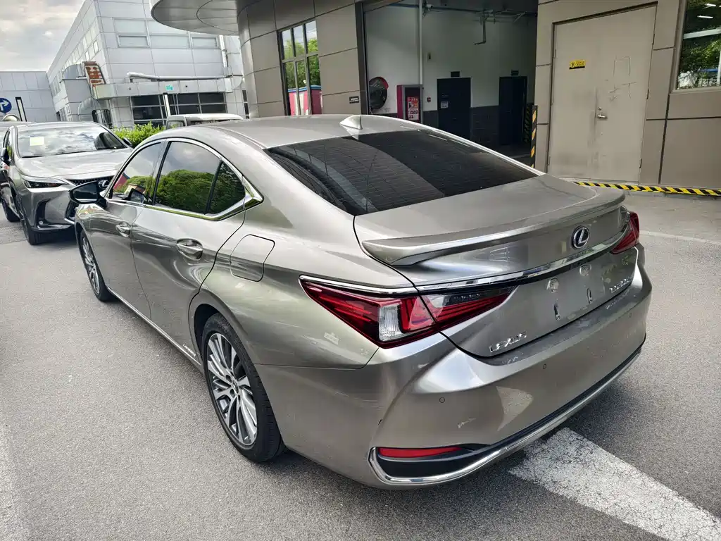 Lexus ES 2019 — фото 9