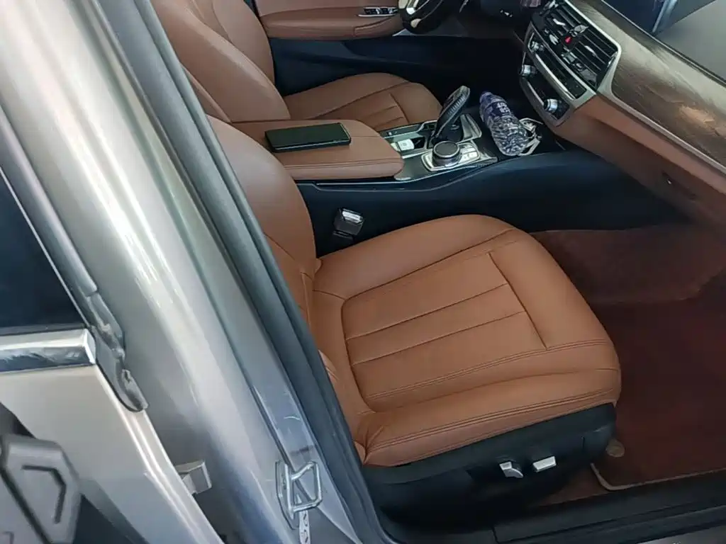 BMW 5 Series 2018 — фото 25