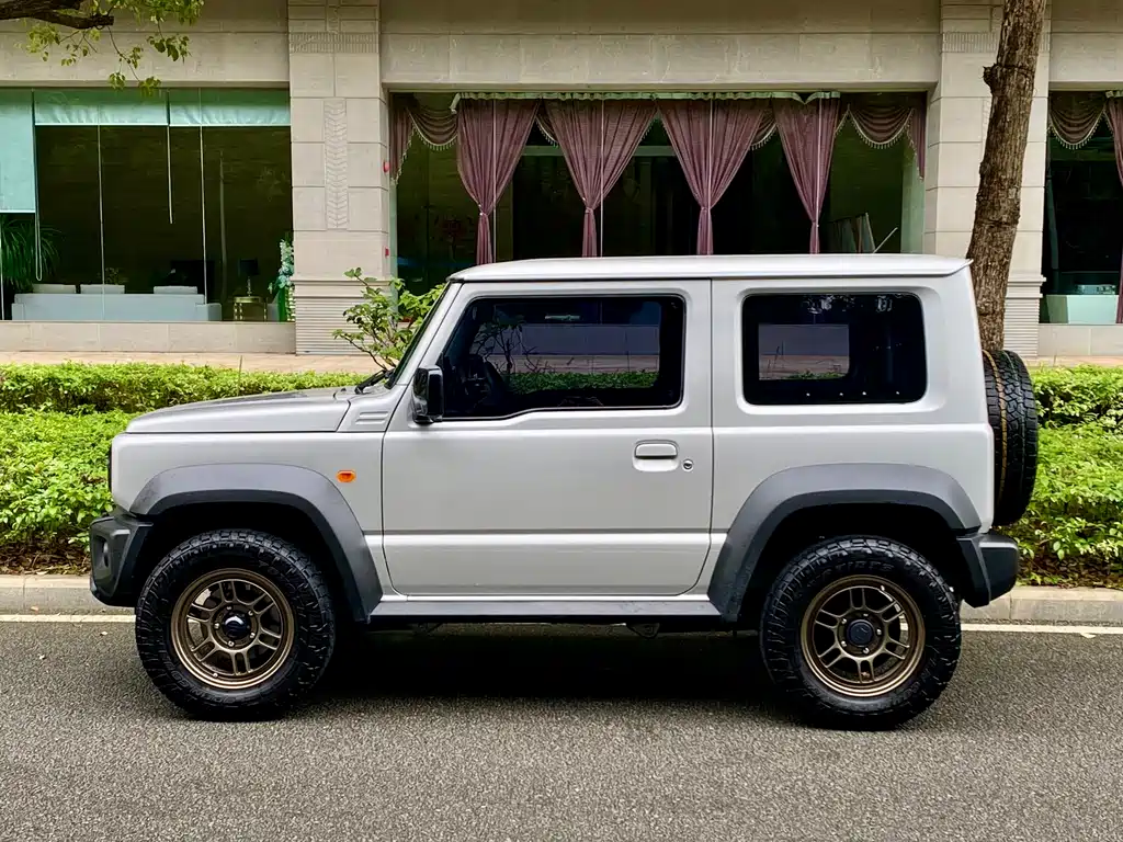 Suzuki Jimny 2025 — фото 3