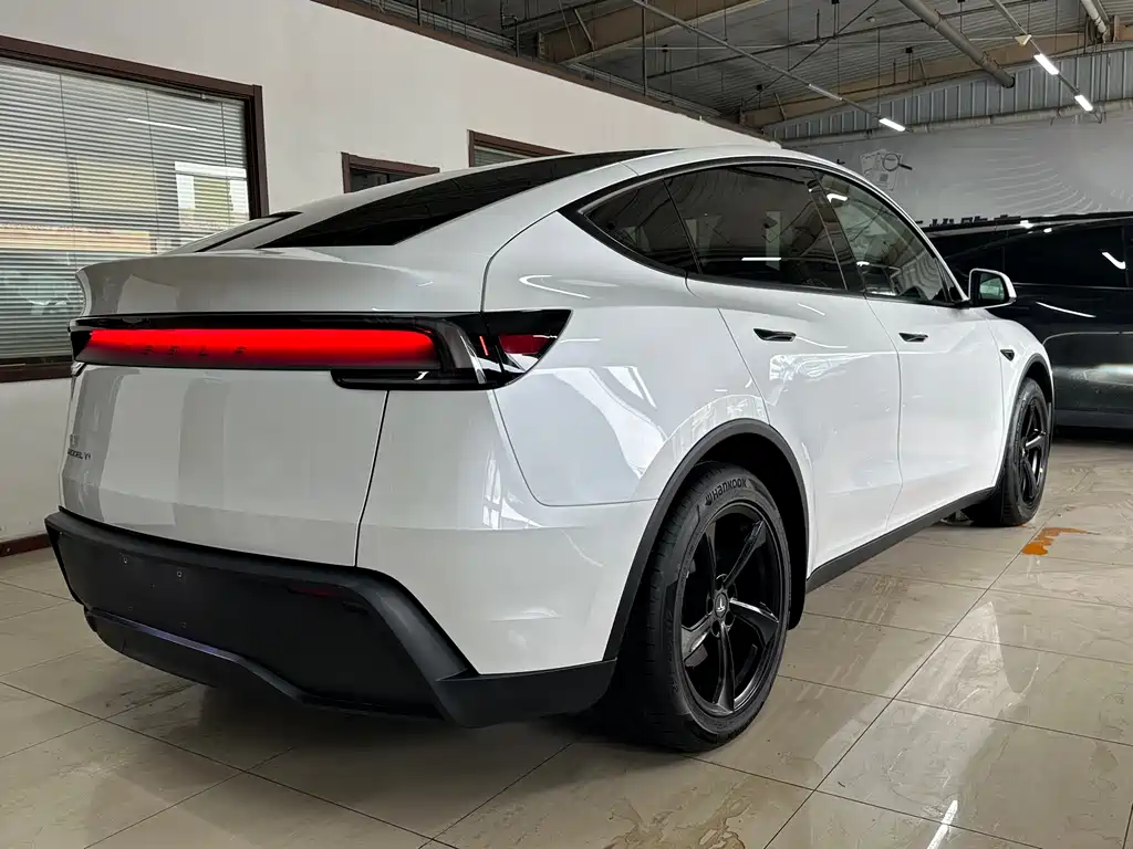 Tesla Model Y 2025 — фото 12