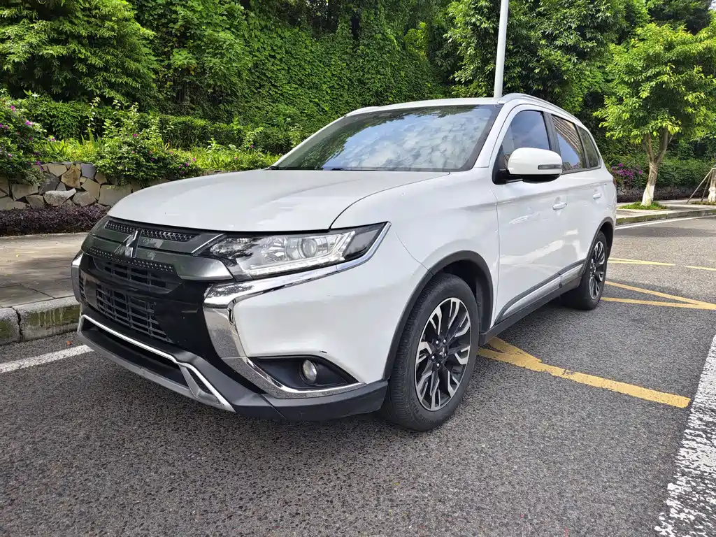 Mitsubishi Outlander 2019 — фото 1