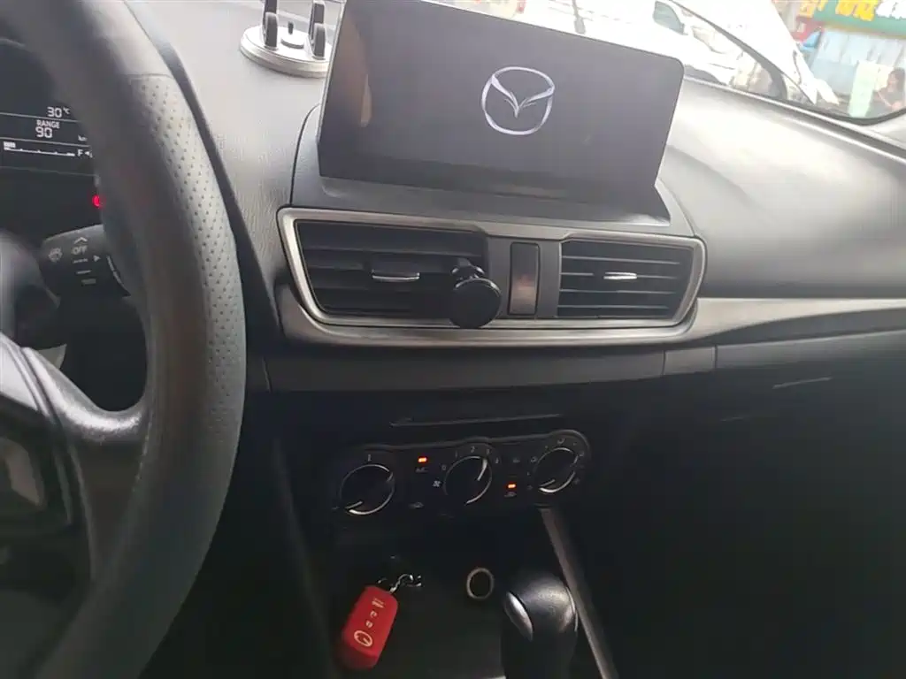 Mazda 3 Axela 2018 — фото 13