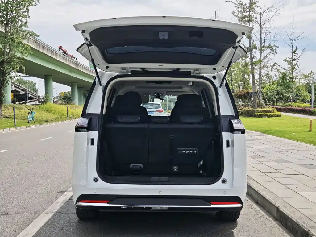 GAC Motor E8 PHEV 2025 — фото 15