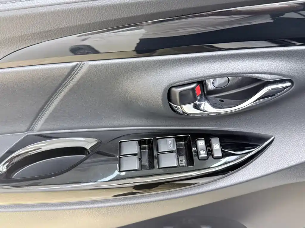 Toyota Yaris L 2022 — фото 10