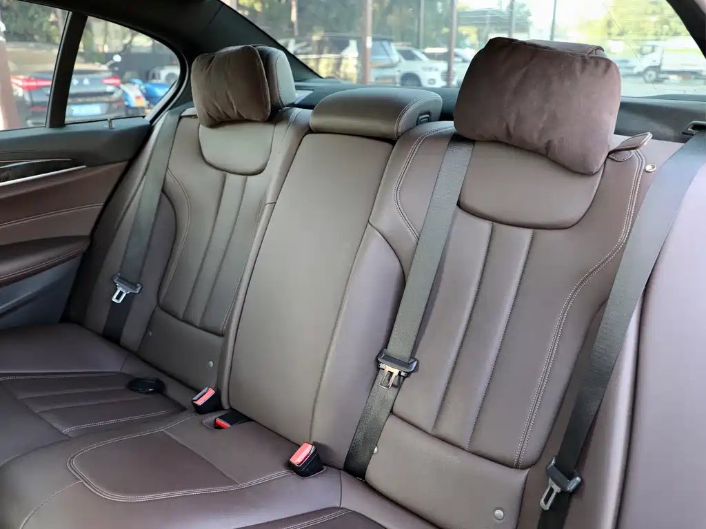 BMW 5 Series 2018 — фото 14