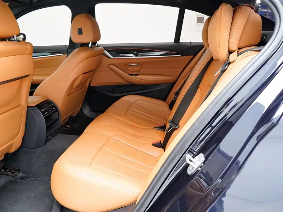 BMW 5 Series 2019 — фото 10