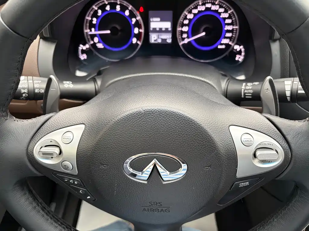 Infiniti QX70 2014 — фото 15