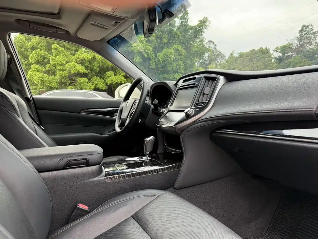 Toyota Crown 2015 — фото 13