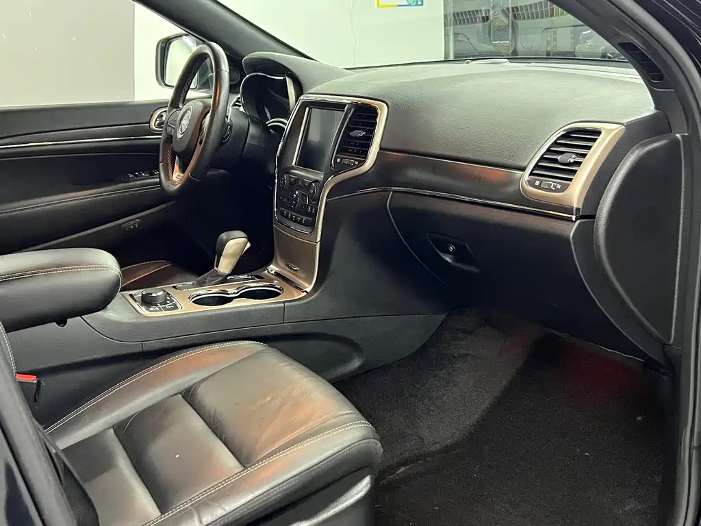 Jeep Grand Cherokee 2017 — фото 13