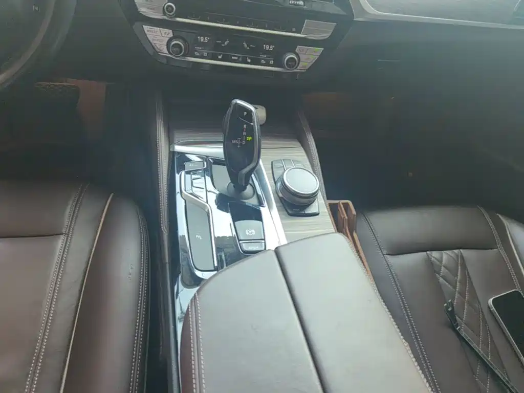BMW 5 Series 2019 — фото 14