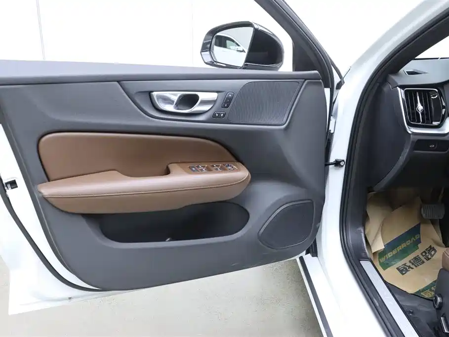 Volvo S60 2025 — фото 12