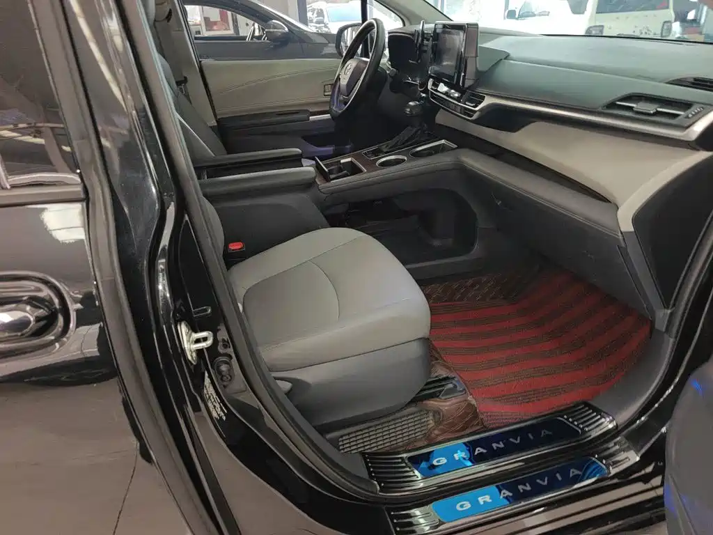 Toyota Granvia 2023 — фото 20