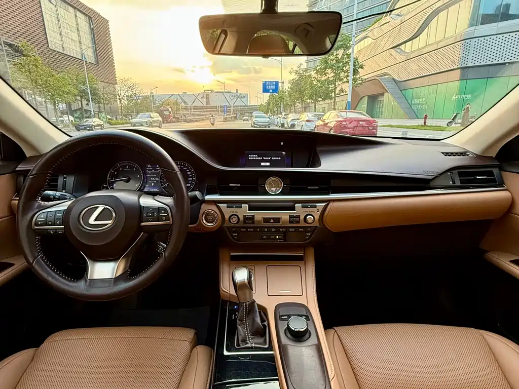 Lexus ES 2016 — фото 15