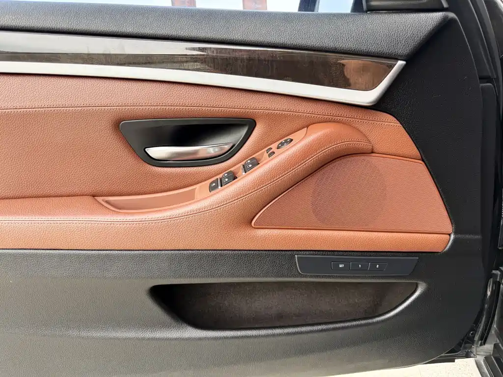 BMW 5 Series 2017 — фото 16