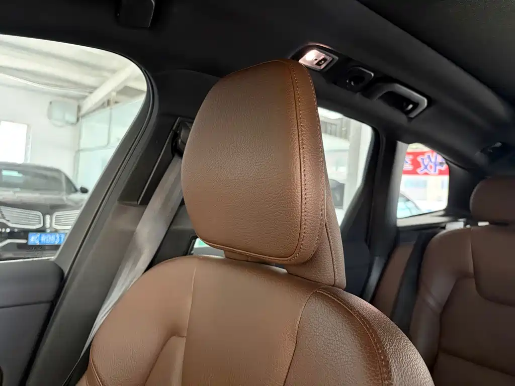 Volvo XC60 2020 — фото 11