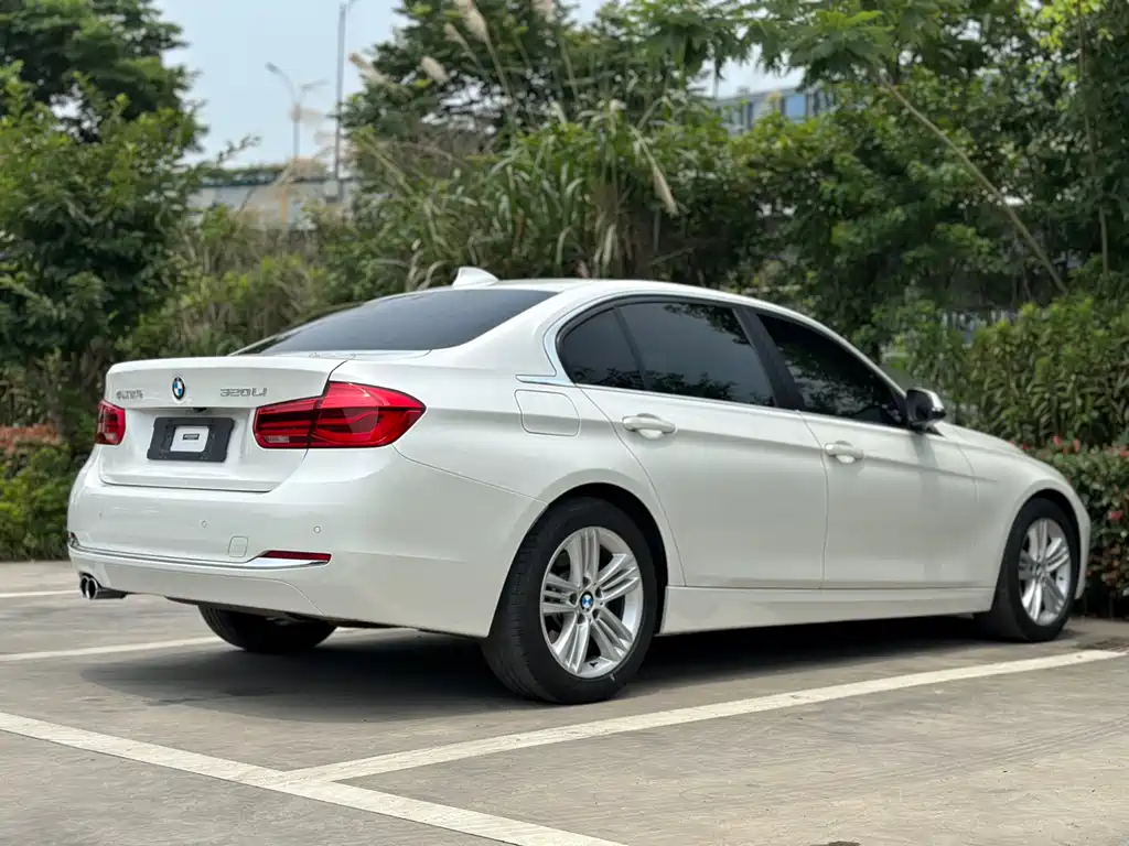 BMW 3 Series 2017 — фото 16