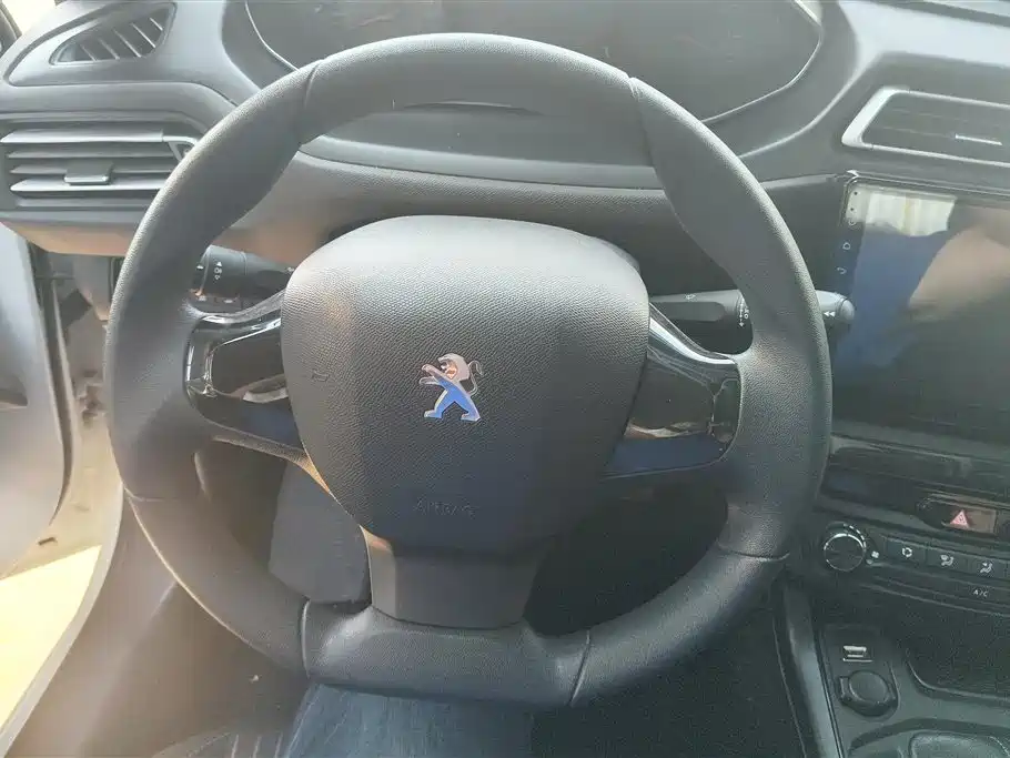 Peugeot 308 2018 — фото 15