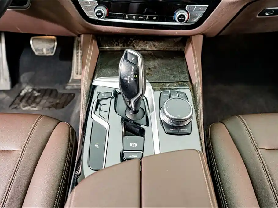 BMW 5 Series 2018 — фото 12
