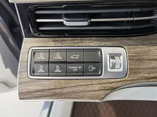 Roewe iMAX8 2023