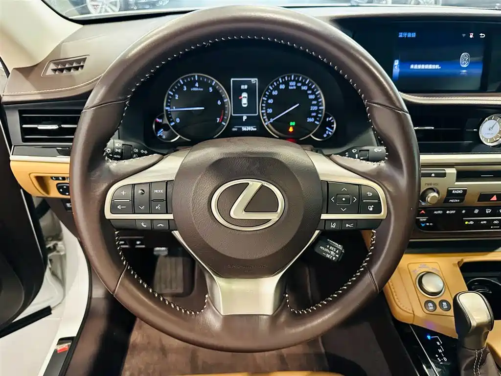 Lexus ES 2018 — фото 11