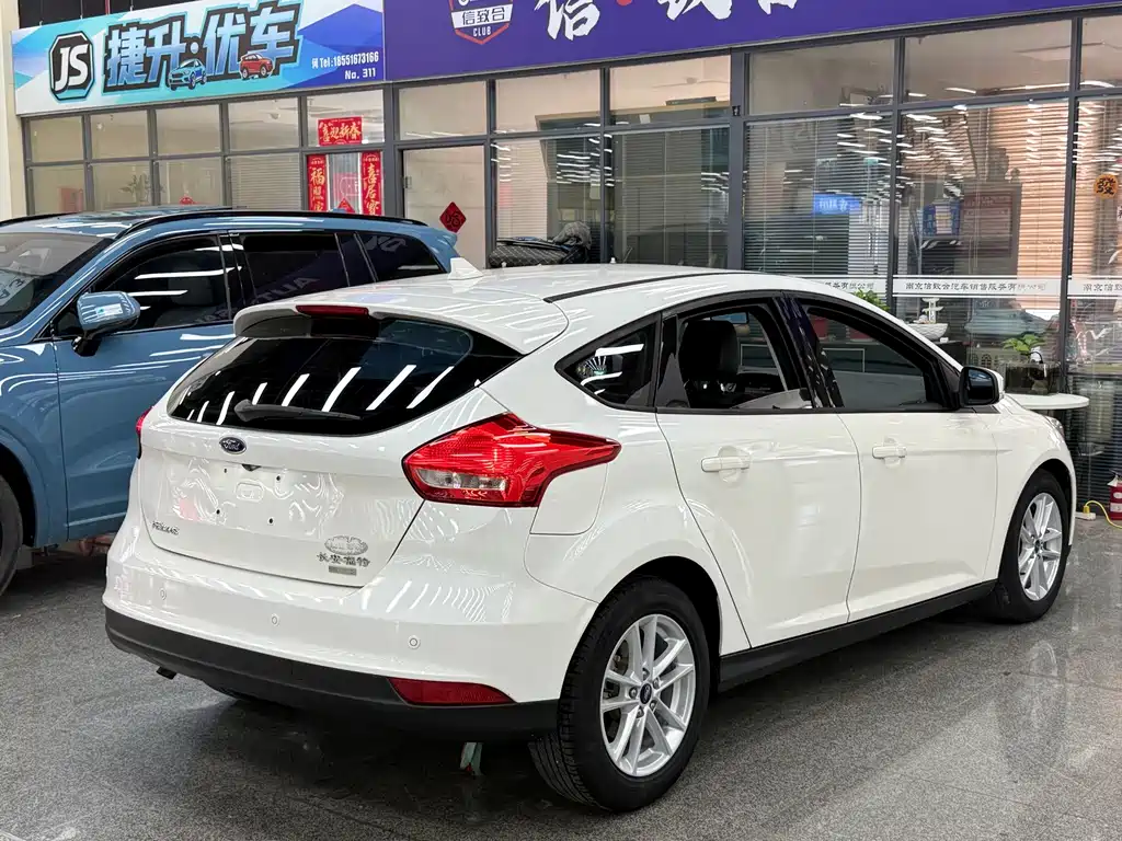 Ford Focus 2018 — фото 19