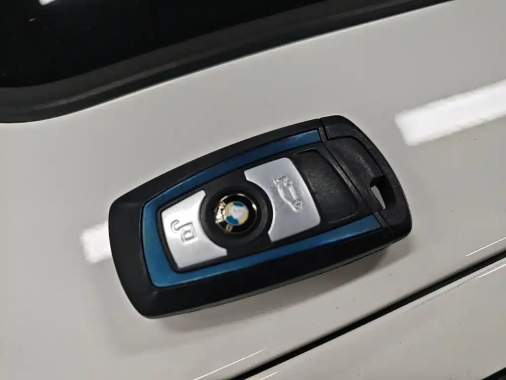 BMW 3 Series 2018 — фото 9