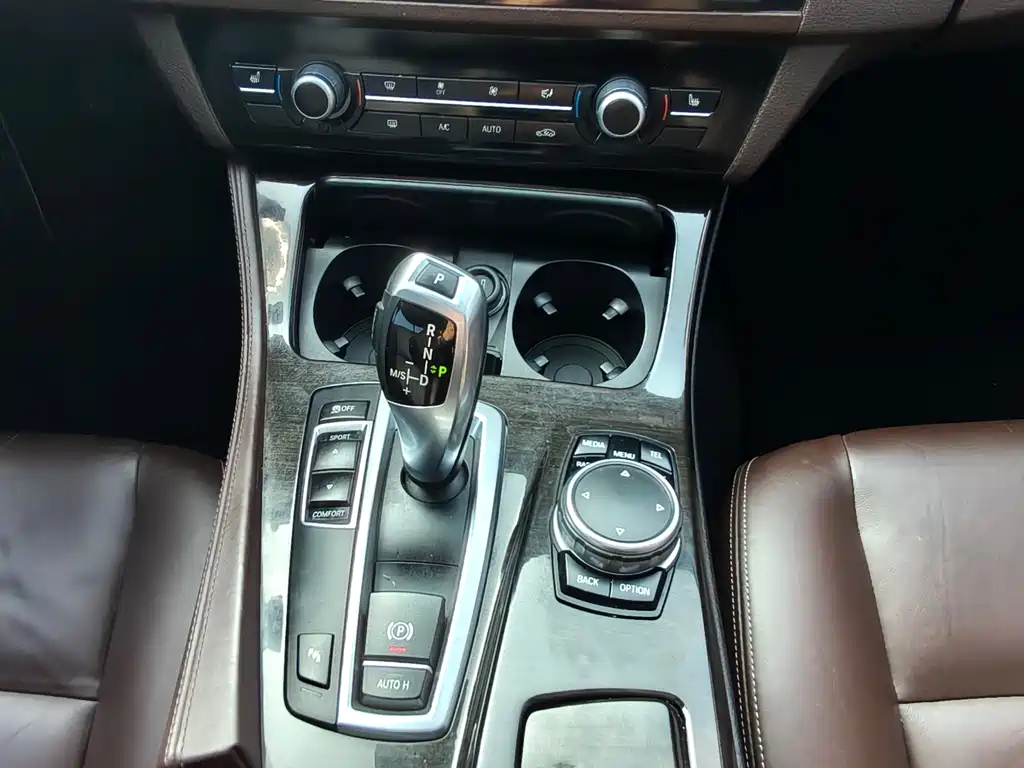 BMW 5 Series 2015 — фото 9