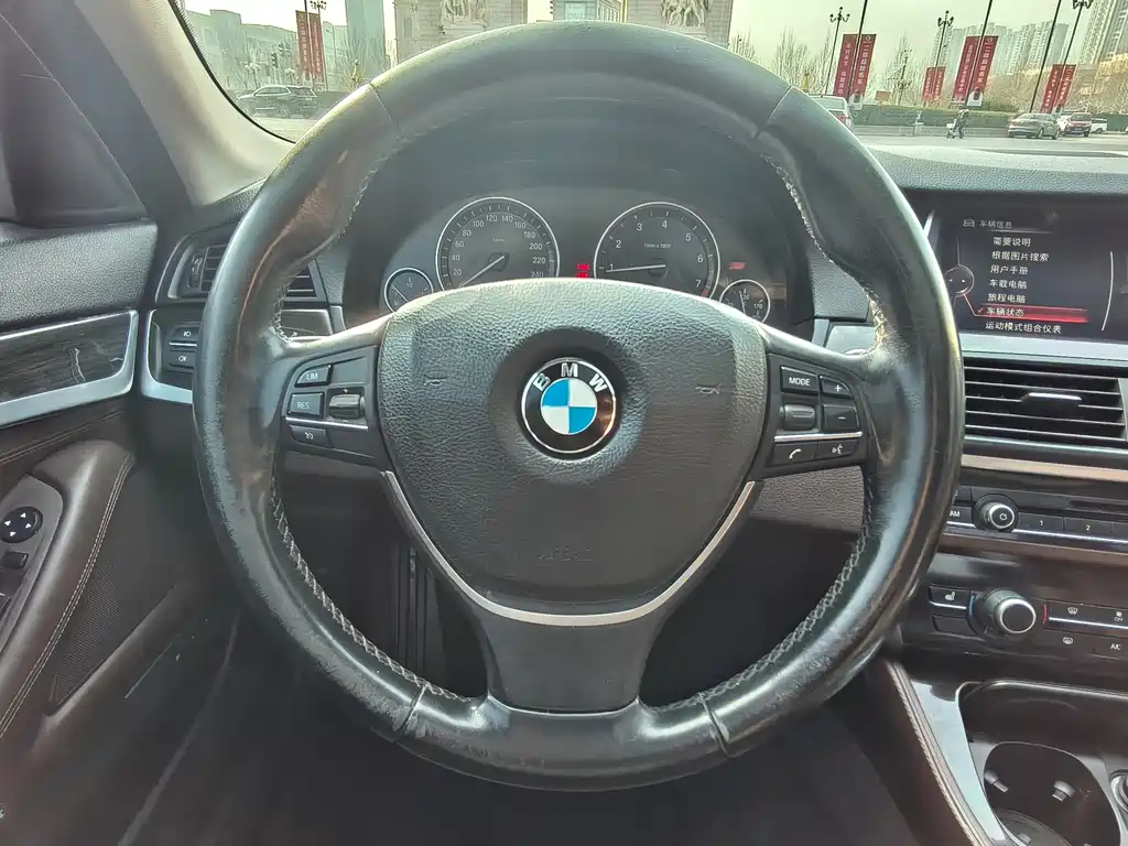 BMW 5 Series 2015 — фото 11