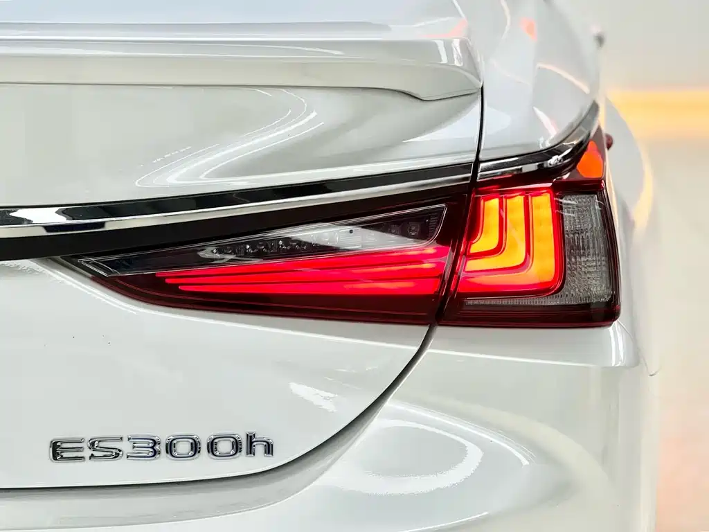 Lexus ES 2021 — фото 17