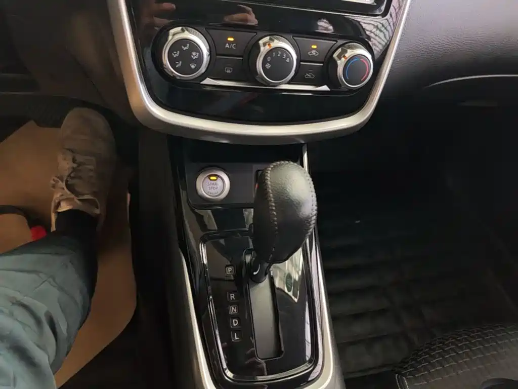 Nissan Tiida 2017 — фото 14