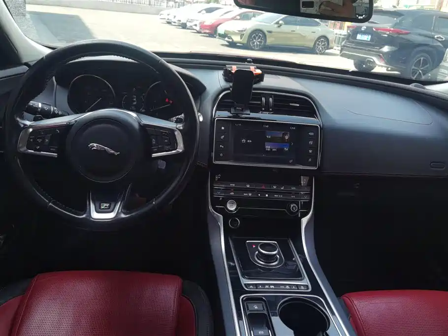 Jaguar XE 2016 — фото 12
