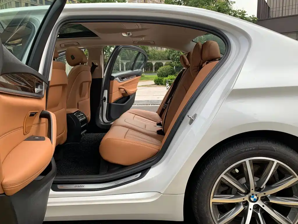 BMW 5 Series 2018 — фото 15
