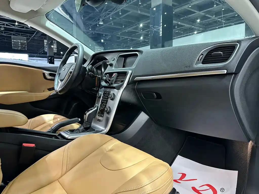 Volvo V40 2018 — фото 12