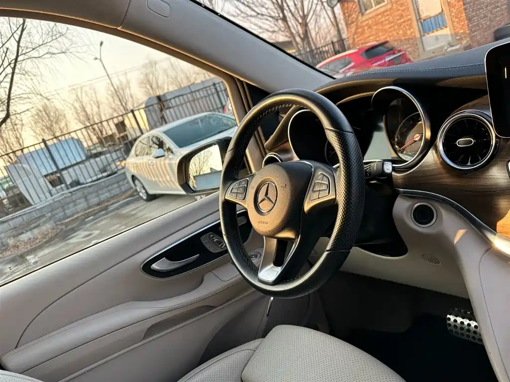 Mercedes-Benz V-Class 2023 — фото 18